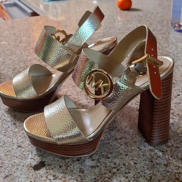 Michael Kors gold platform sandals size 5.5 NWOT - Picture 1 of 16